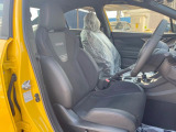 【RECARO製シート】人間工学に基づいた面圧分布によって腰への負担や長時間運転時の疲労発生を軽減☆一目でレカロとわかるスポーティなルックスが特徴です。