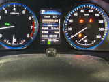 視認性に優れたメーターを採用しており、走行中でも車速や情報が分かりやすく表示されます。運転時の視線移動をむりのない範囲に抑え、快適で安心感のあるドライブをサポートします。
