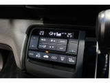 運転席と助手席の温度設定の変更が可能な左右独立タイプのデュアルエアコンです♪♪♪暑がりな人・寒がりな人も誰もが車内を快適にお過ごしいただけます♪♪♪