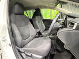 運転席まわりには十分なスペースがあり、大柄な方でもゆったり運転していただける環境です。