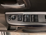 電動格納式リモコンドアミラーと、パワーウィンドウスイッチ等は運転席ドアにあります。