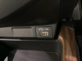 ナビゲーション用の外部入力可能なUSB端子がついており、周辺には物が置けるトレーがついています。