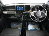 運転にかかわる様々な操作を安全に行えるように視点移動が少なく、操作性に配慮されたスイッチ類が凝縮されたコクピットです。