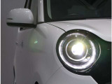 オートライト装備です。車外の明るさに応じて、自動的にライトの点灯・消灯をしてくれます。トンネルが続くような道でも、いちいちライトスイッチを操作する必要がありません。消し忘れの心配もありませんね♪