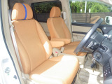 すわり心地の良い運転席・助手席です。長時間のドライブの疲れ軽減に貢献します。どうぞ快適なドライブを。