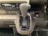 CVT車のセレクトレバーです。低速から高速まで、変速ショックのないスムーズな走りを実現するとともに、エンジン効率のよい領域を維持することで燃費にも貢献します。