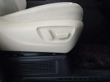 パワーシート搭載。微妙な調整が手軽にでき、ピッタリのポジションで運転することが可能です。