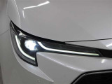 LEDヘッドランプには「オートマチックハイビームシステム」を搭載。夜間走行時にハイビームで走行可能と判断した場合、ロービームとハイビームを自動的に切り替え、前方視界確保をアシストします。
