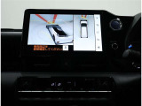サイドクリアランスビュー表示中に、旋回時の運転操作に合わせて自動で車両を斜め後方から見たような映像を表示。
