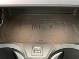 ●置くだけ充電:対応スマートフォンを置くだけでワイヤレスでの充電が可能です!