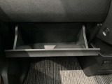車検証入れになどにも使える便利な収納BOXあります。