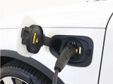 コンセントタイプ3kWやウォールボックスタイプ6kWの充電器を用いてご自宅で簡単充電。一般的な家庭用200V交流充電ケーブルでは約8時間で80%まで充電!1時間あたり7~14kmを走行できる電力を充電