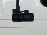 後方にもドライブレコーダーのカメラが付いています。前後両方でお車の周りを監視・記録いたします。