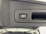 パワーテールゲート装備、荷物でいっぱいの時にスマートキーを持っていれば、ハンズフリーでテールゲートの開閉が出来ます。