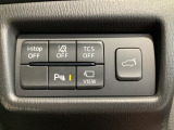 運転席脇のクラスタースイッチ部分にはカメラ切り替えスイッチ、パーキングセンサー、その他走行系スイッチを集中配置しております。