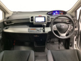 車内は光触媒抗菌消臭施工済です。インパネ周りはスタイリッシュなデザインです。グローブボックスやカップホルダーのほかにトレーなどたくさんの収納スペースが付いています。