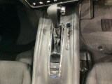 CVT車のセレクトレバーです。低速から高速まで、変速ショックのないスムーズな走りと、エンジン効率のよい領域を維持して燃費にも貢献します。サイドブレーキはスイッチ操作の電子制御パーキングブレーキです。