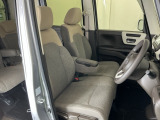 【ベンチシート】運転席と助手席の移動もスムーズ!狭い駐車場での乗り降りや、お子様の乗り降りにも便利です。座席の間にコンソールボックスやドリンクホルダーがないため、車内空間が広く感じます。
