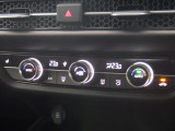 オートエアコンは左右席で独立温度コントロールが可能です。運転席はキンキンに冷やして助手席はマイルドにと言った設定が可能です☆暑さ寒さでケンカすることもなくなりますね♪