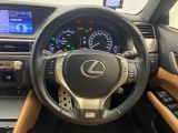 【純正革巻きステアリング】上質な革を使用することで、手にしっかり馴染みとても運転しやすいハンドルです♪