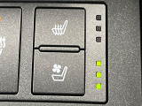 【シートヒーター&ベンチレーション】夏場は涼しい風でお尻や背中の熱やムレを防ぎ、冬はエアコンよりも早く温まってポカポカに!季節を問わず快適に過ごせます。