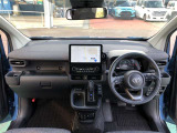 シンプルながら機能性溢れる運転席廻りです。視界性もよく、運転しやすいですよ。