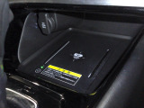 置くだけでワイヤレス充電可能です。12V電源ソケットも設置しております。周辺機器の充電にご利用頂けます。