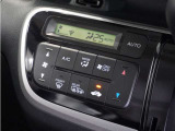 【オートエアコン】温度を設定すれば自動で快適な車内温度を保ちます。エアコン内部の高性能脱臭フィルターで車内のアレルゲンや花粉を除去。