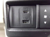 便利な充電用USBジャックも付いています。