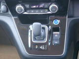 e-POWERならではの、スタイリッシュなシフトノブ周りが非常にかっこいいですね。