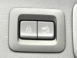 【ハンズフリーパワーバックドア】リアバンパー下部に足先を出し入れするだけでバックドアが自動で開閉♪両手が荷物でふさがっている時でもラクラク開閉操作が行えます!