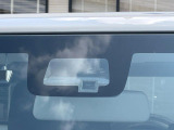 【スズキ セーフティサポート】走行中に前方の車両等を認識し、衝突しそうな時は警報とブレーキで衝突回避と被害軽減をアシスト。より安全にドライブをお楽しみいただけます。