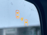 【リヤビークルディティクション】走行中、ドアミラーの死角になりやすい箇所に後続車が接近するとサイドミラー付近に警告を表示、ドライバーに注意喚起と、万一の際はハンドル操作をアシストをします。