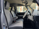 アームレスト付きの運転席は