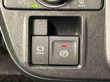 指先だけで簡単に操作が可能な電動パーキングブレーキを採用。「HOLD」スイッチを押すと、渋滞や信号待ちなどでブレーキペダルから足を離しても、ブレーキを保持するので安心です