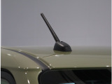 スッキリした大きさで車のデザインに自然に溶け込めるマイクロアンテナ。倒したり、取り外すこともできますよ。