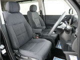 運転席のスペースはゆったりしていて、視界も広く確保されているので普段の運転からロングドライブまで快適です。