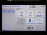 ディスプレイオーディオを装備。スマートフォンと車を繋ぐことで、これまでのナビに加えて色々なサービスが楽しめます。