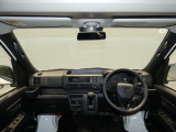 【運転席周り】各種スイッチ類が使いやすく配置されたコックピットです。小物入れも充実しており、車内をいつでもすっきりと保てます。