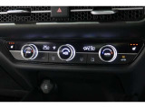 オートエアコンは左右席で独立温度コントロールが可能です。運転席はキンキンに冷やして助手席はマイルドにと言った設定が可能です☆暑さ寒さでケンカすることもなくなりますね♪