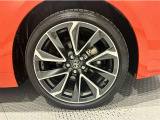アルミホイールを装備、タイヤサイズは225/45R18です。