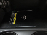 置くだけでワイヤレス充電可能です。12V電源ソケットも設置しております。周辺機器の充電にご利用頂けます。