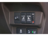 リアは両側パワースライドドアで、開閉には運転席のスイッチ、またはスライドドアのドアハンドルを少し引くだけで自動開閉します。