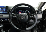 運転中もハンドルでの操作が可能です。特に高速道路等の目が離せない運転時には、便利さだけでなく、安全性も兼ね備えております。