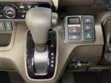 CVT車のセレクトレバーです。低速から高速まで、変速ショックのないスムーズな走りと、エンジン効率のよい領域を維持して燃費にも貢献します。サイドブレーキはスイッチ操作の電子制御パーキングブレーキです。