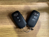 【スマートキー】 スマートキーを携帯していれば、ドアハンドルのボタンを押してロックの解除ができ、パワースライドドア(左側)もワンタッチで開閉できます。