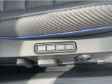 運転席シートは電動アジャストタイプ。メモリープリセット機能付きなのでご家族で運転交代される際も、ポジション調整の手間がかかりません。