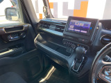 助手席周辺はこのようになっております。運転手だけでなく助手席に一緒に乗られる方も広々と快適にお乗り頂けるような設計です!各種装備を次の写真からご案内いたしますのでご覧ください。