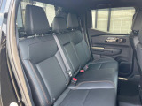 後部座席も気になるようなキズ・汚れやへたり等、大きなダメージはなく、良好な状態です。
