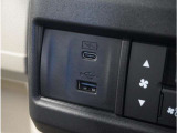 ◆USB接続端子◆スマホやiPodなどを接続して、いつもの音楽を車内でもお楽しみいただけます♪